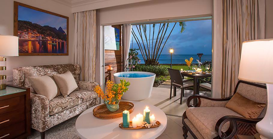 Beach Suite with tub in the patio and ocean views